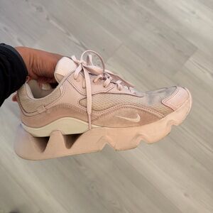 Nike Women's ryz sneakers